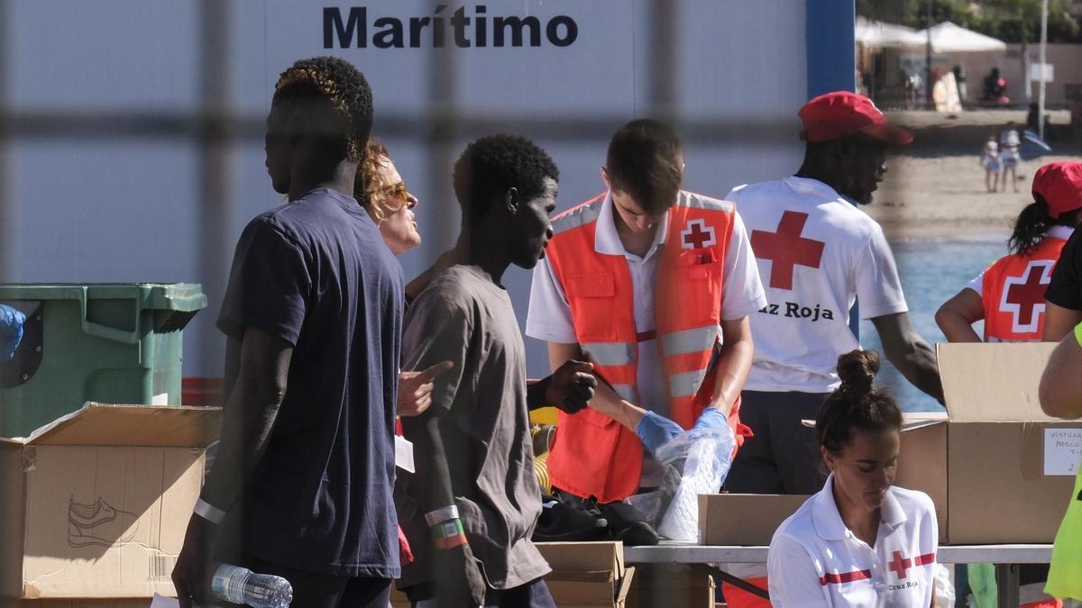 Imagen de archivo de personal de Cruz Roja atendiendo a un grupo de migrantes llegados a Tenerife.