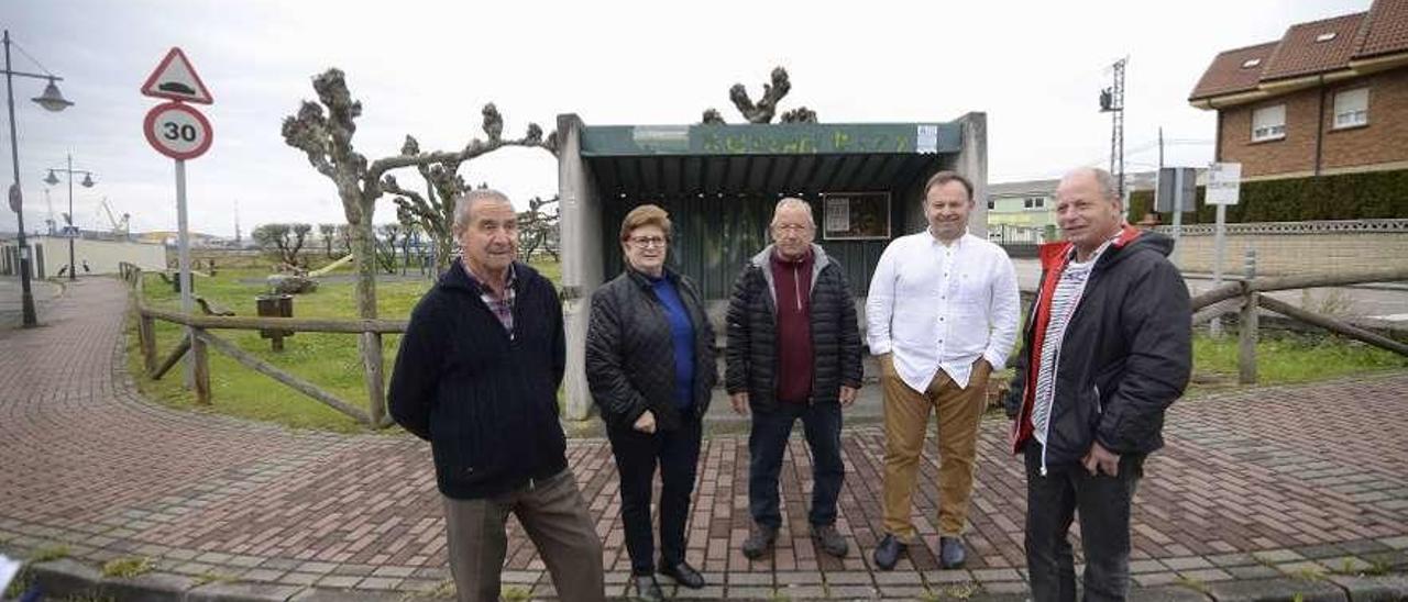 Por la izquierda, Amado González, Belén Fernández, Faustino González, Jesús Magadán y Francisco Muñiz, vecinos de la parroquia de Laviana, ante la marquesina de la parada del autobús en Zeluán.