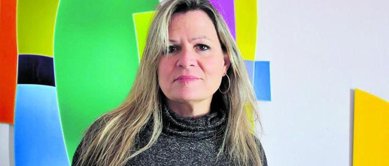 Luisa Urréjola ante una de sus obras.