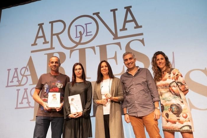 María Dueñas, con escolares en Tenerife