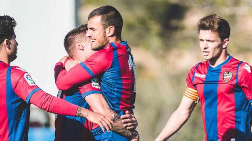 Sonrisas y lágrimas en el partido del filial