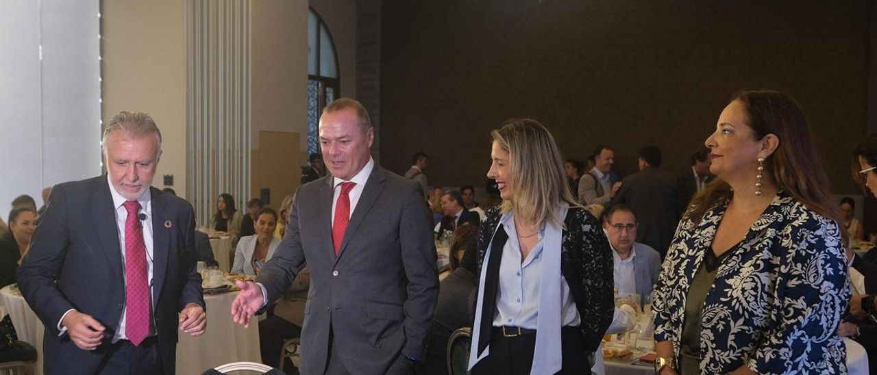 Ángel Víctor Torres y Augusto Hidalgo junto a la rectora de la Universidad Europea de Canarias, Cristiana Oliveira.