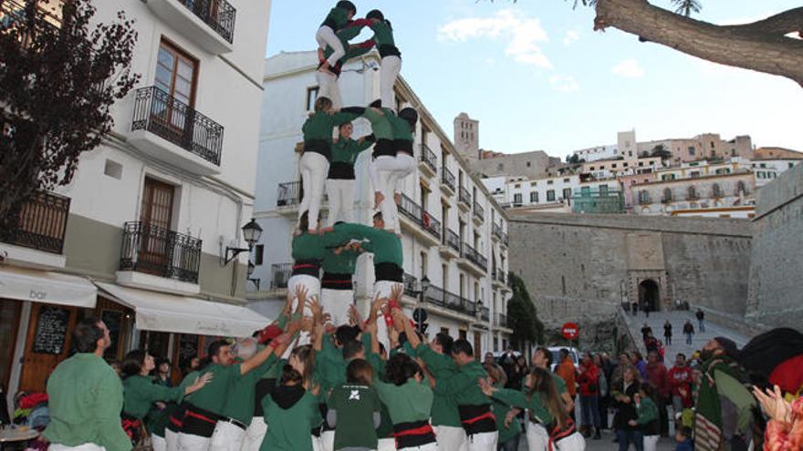 El marco de las murallas renacentistas contribuye a embellecer el espectáculo.