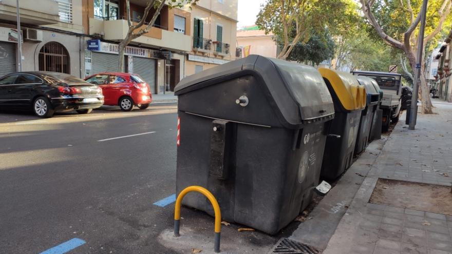 En Arquebiste Aspàreg se critica el mantenimiento de los contenedores de recogida de basuras en superficie.