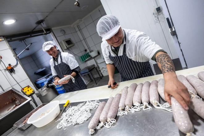 Proceso de elaboración de la longaniza en el obrador de Xevi Codina, de la charcutería Can Codina de Taradell (Osona).