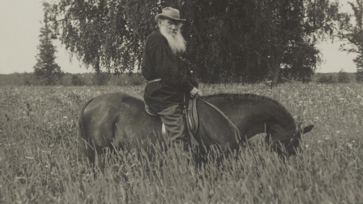 El escritor ruso León (Lev) Tolstói, montando a caballo.