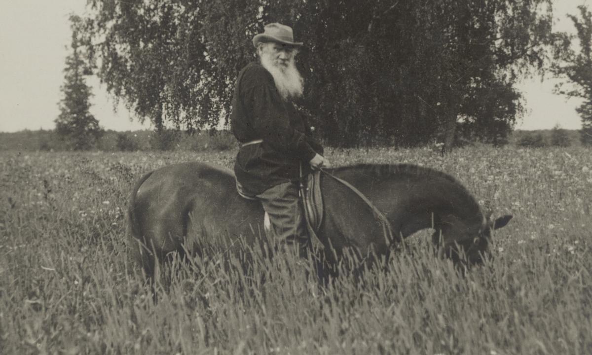 El escritor ruso León (Lev) Tolstói, montando a caballo.