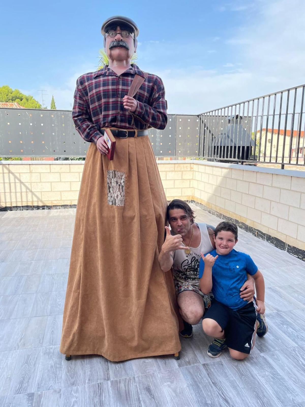 Rubén Platero y el niño Oier Sesma, en Borja, en la entrega del gigante de Labordeta.