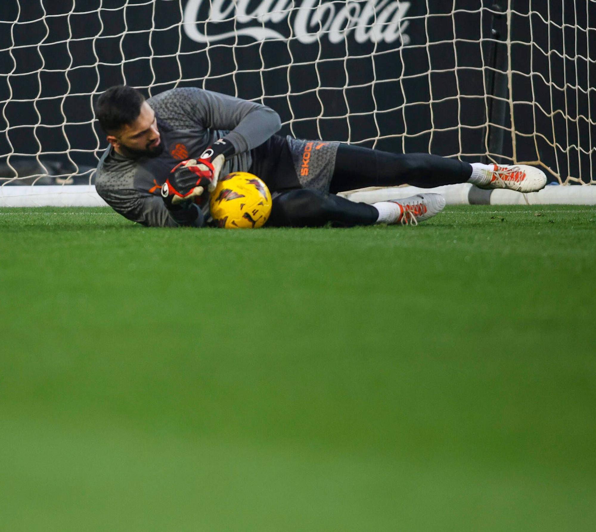 El Valencia volvió a los entrenamientos y lo hizo ante cerca de 15.000 aficionados, que dieron color a las gradas de Mestalla