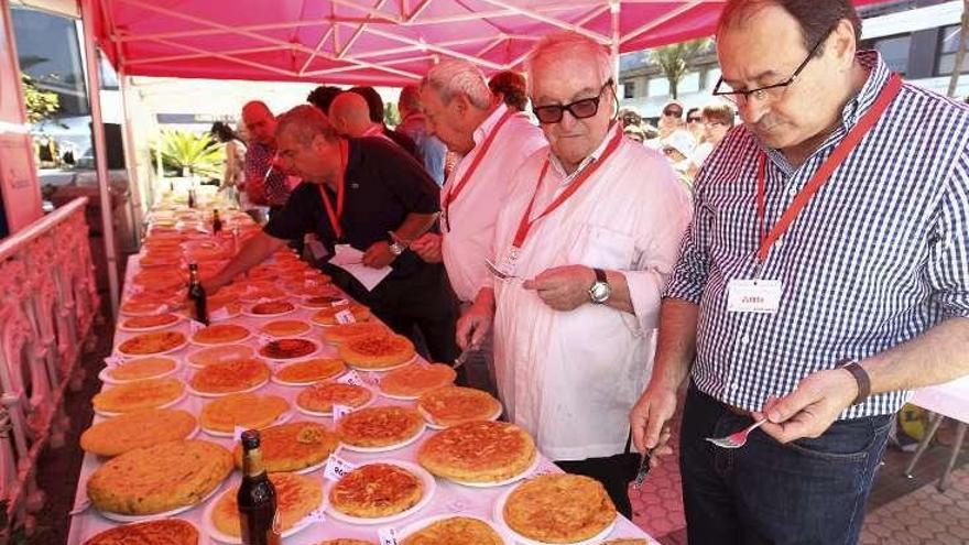 Hilario Arbelaitz (derecha) y Juan Mari Arzak. // Efe