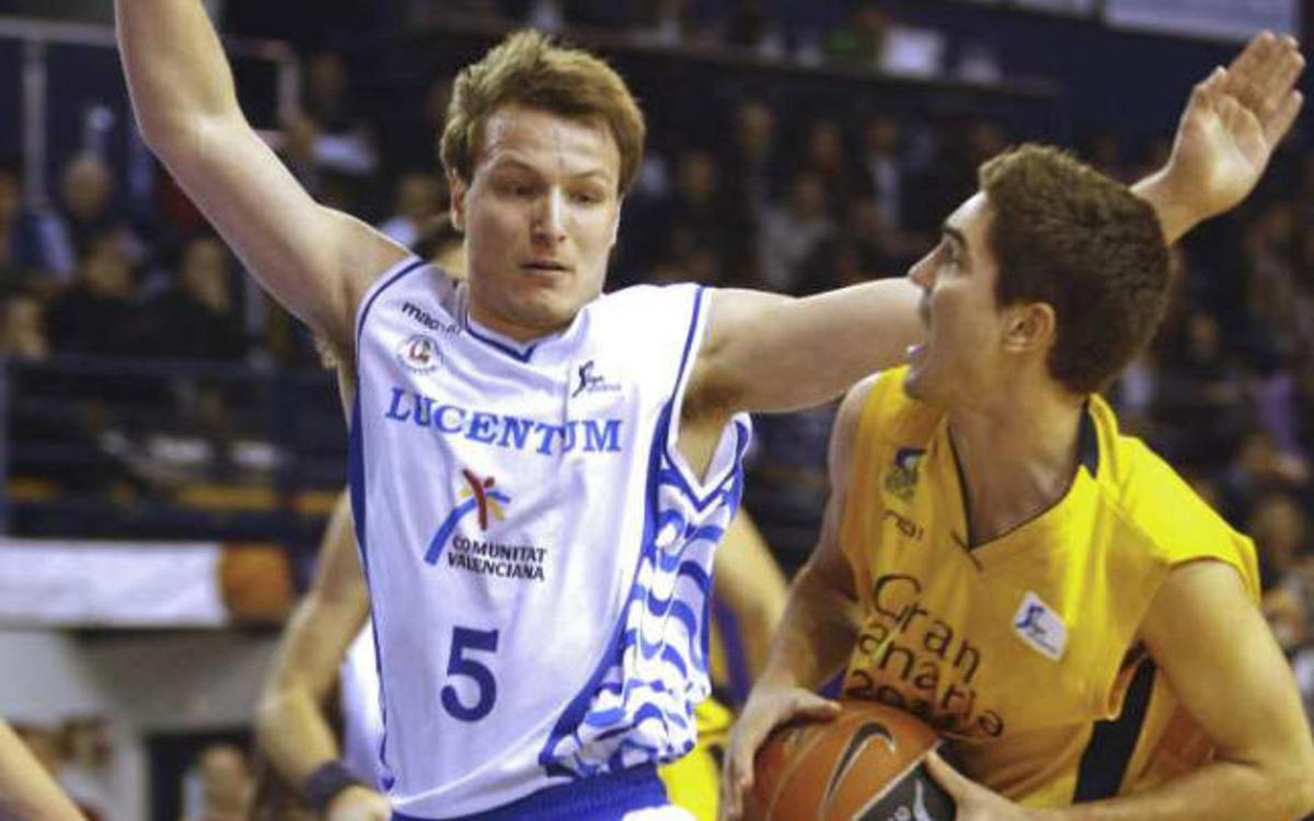 Rafa Luz, que ayer reaparecía en el Lucentum, defiende a Alvarado.