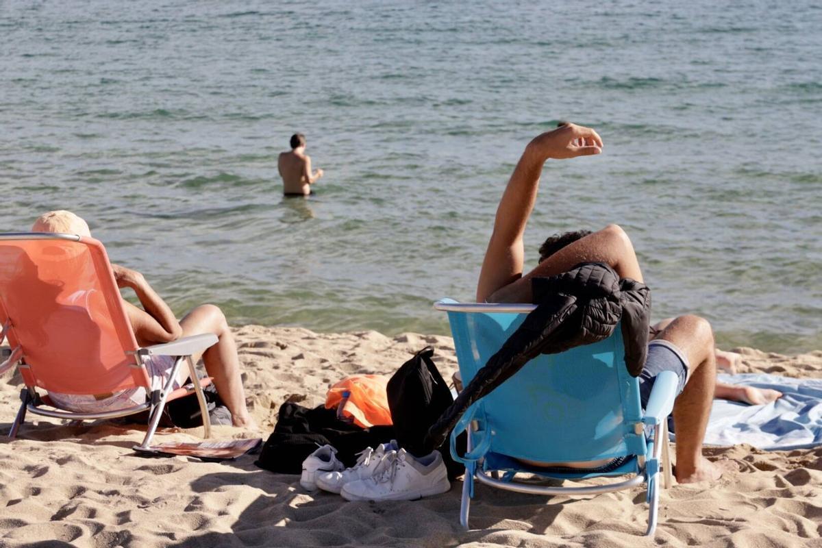 Barceloneses acuden a la playa por las altas temperaturas de noviembre