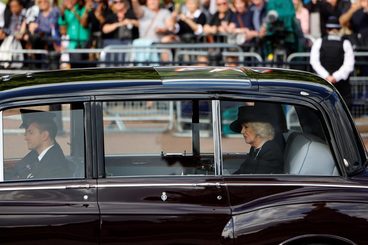 La reina Camila llega al palacio de Buckingham, poco antes de que empiece el traslado del féretro de Isabel II hacia Westminster.