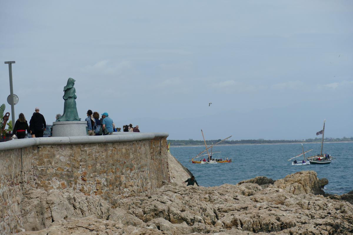 La trobada de vela llatina va omplir les aigües de l'Escala d'embarcacions de fusta i a vela.