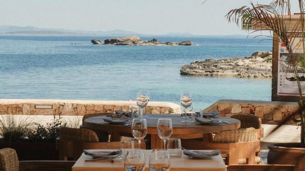 Vistas increíbles desde la mesa en este restaurante situado en es Pujols. | FOTOS: JUVIA FORMENTERA