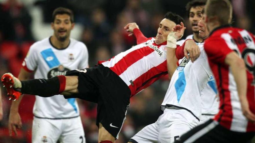 Aduriz realiza el disparo que supondría el cuarto gol de Athletic, ayer ante el Deportivo. // Luis Tefido