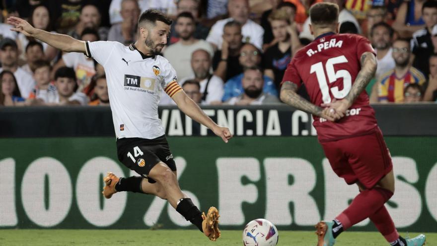 José Luis Gayà dispara a puerta en el último Valencia-Osasuna. | EFE