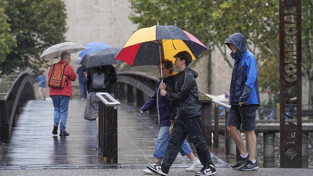 Ciutadans amb paraigües a Girona, en una foto d&#039;arxiu.