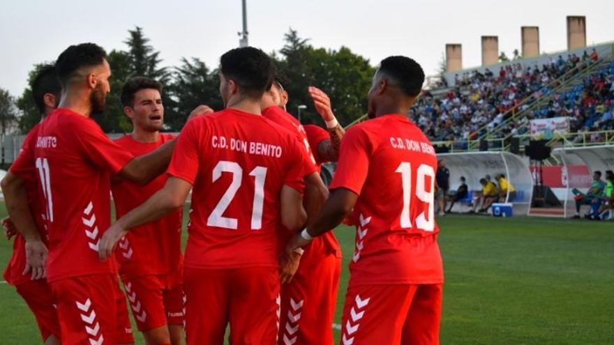 Los jugadores del DonBenito celebran el primer tanto del partido ante el Puertollano.