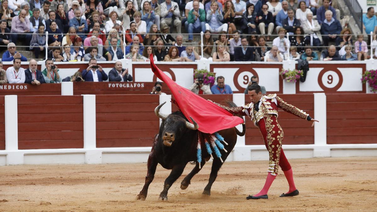 José María Manzanares da un pase de pecho en una de sus tardes en El Bibio.