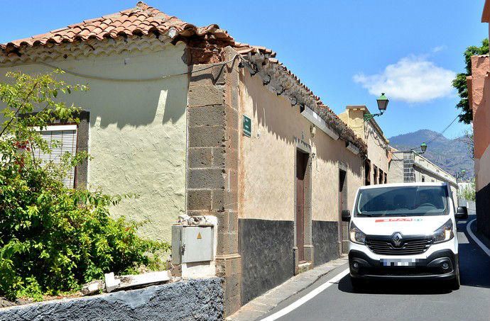 El paso de grandes camiones daña balcones en el casco de Mogán