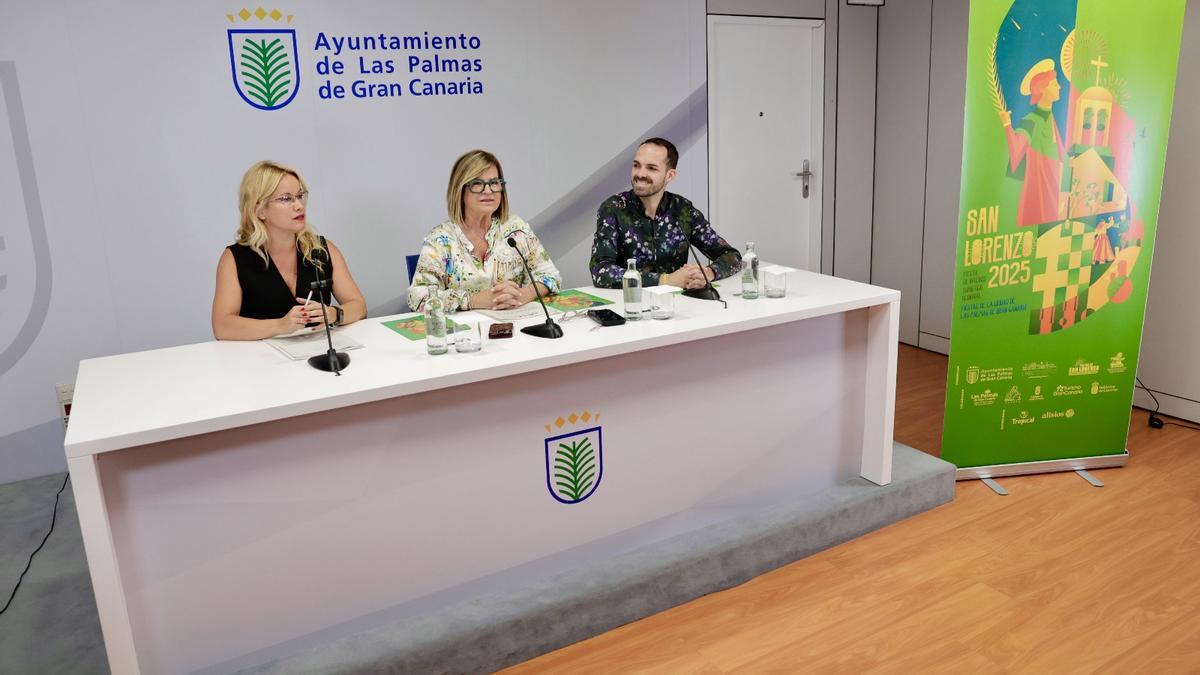 La concejala de Fiestas, Inmaculada Medina, junto a la concejala del distrito Tamaraceite-San Lorenzo-Tenoya, Esther Martín y el presidente de la Comisión de Fiestas, José García, este lunes durante la presentación de los actos.