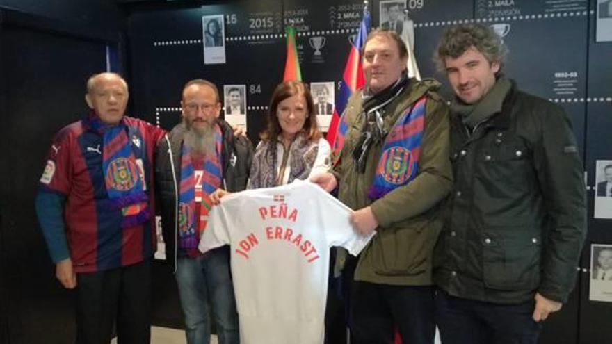 El Eibar homenajeó a la peña Jon Errasti.