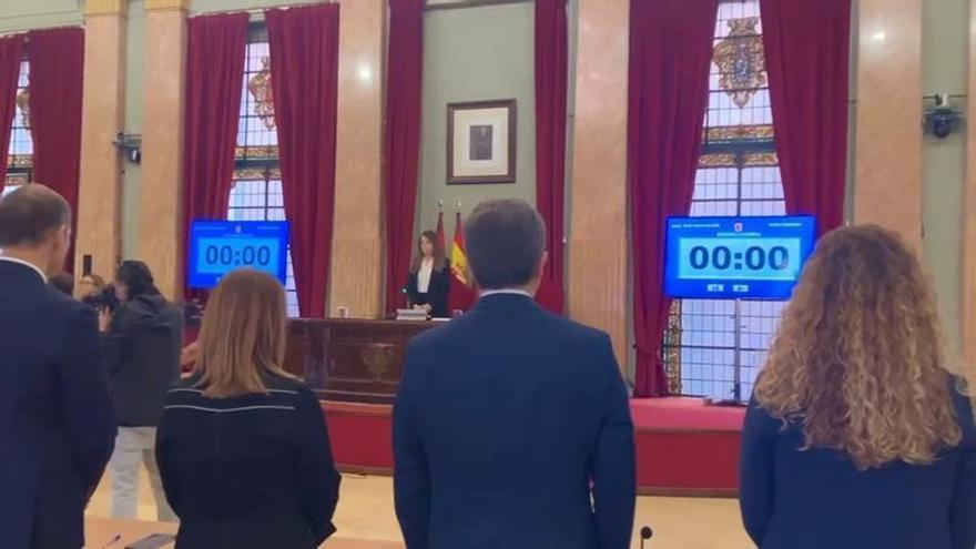 Minuto de silencio durante la sesión plenaria de este jueves en solidaridad con las víctimas del accidente ferroviario de Toledo