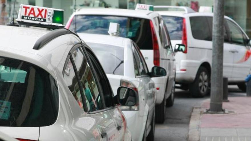 Taxistas de Murcia desconvocan la huelga tras anunciarse su exclusividad en Corvera