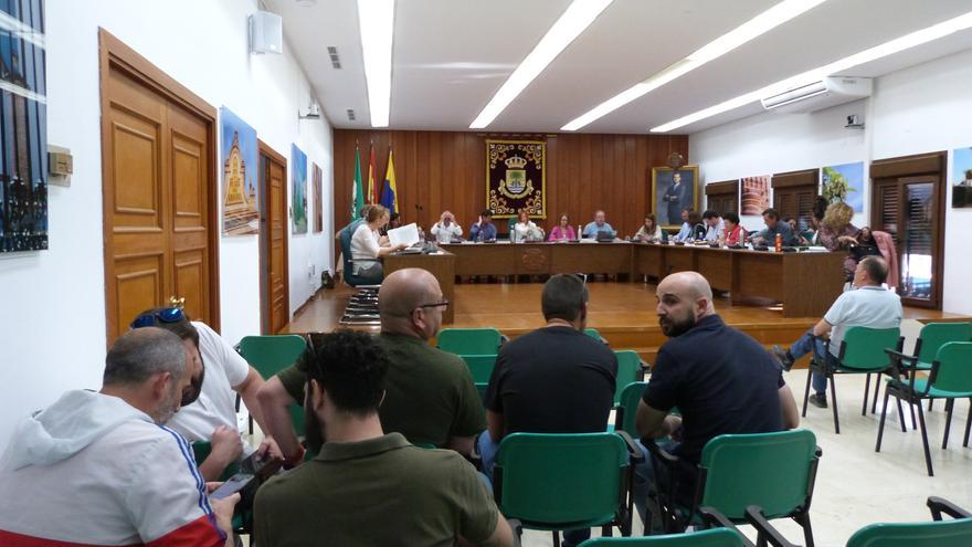 El Pleno de Palma del Río aprueba ampliar los servicios de autobús hasta la estación