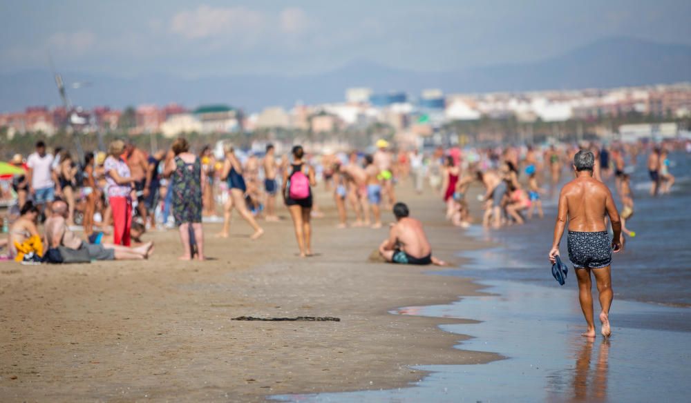 Ambiente festivo en la Marina y las playas por el Día del Pilar