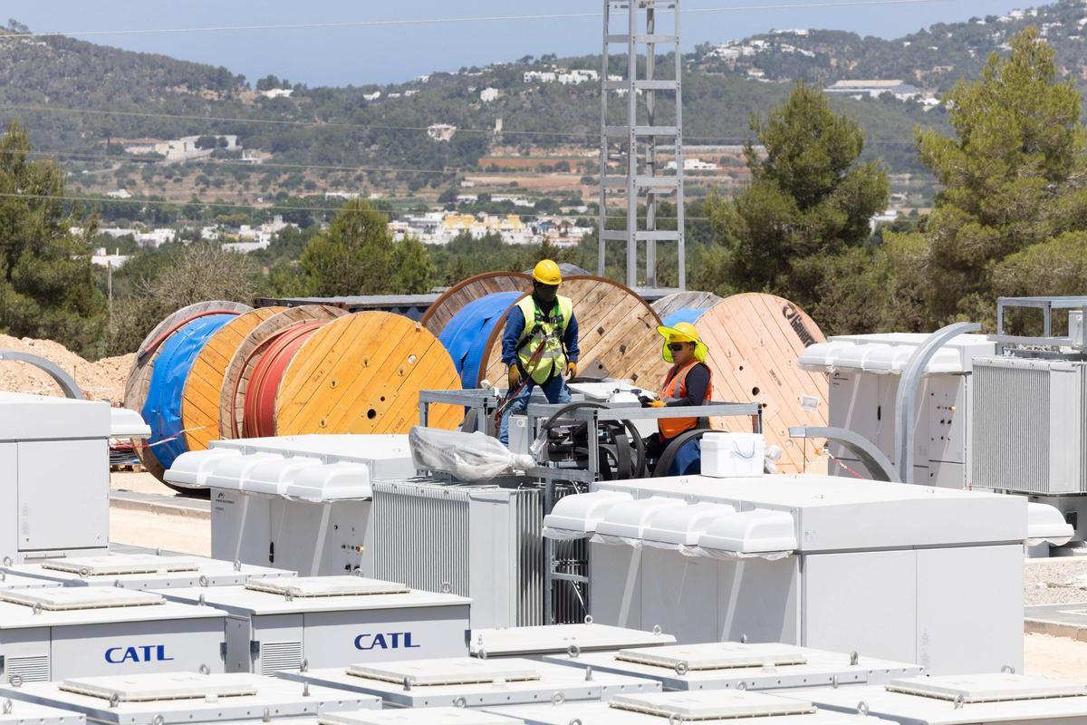 Todas las imágenes de la visita de Beatriz Corredor y Joan Groizard a la subestación eléctrica de Sant Antoni