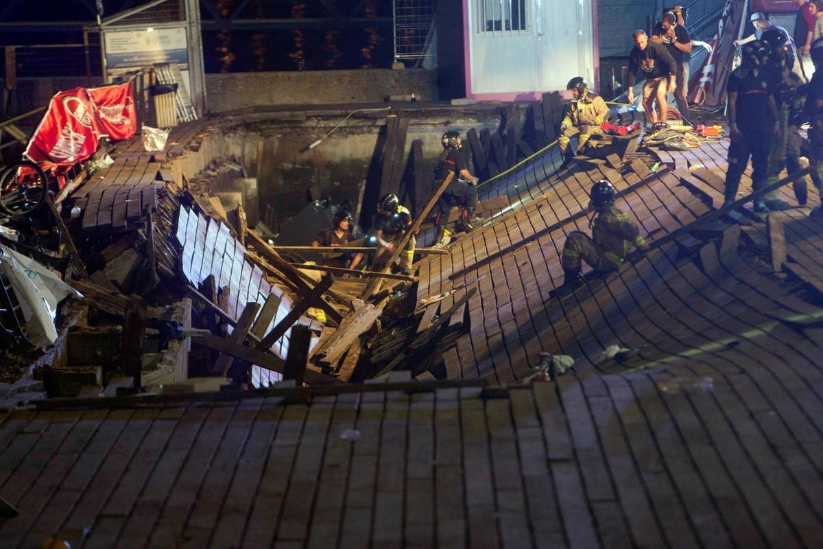 GRAF5281. VIGO, 13/08/2018.- Un muelle de madera se ha hundido provocando la caída de decenas de asistentes al mar mientras asistían al festival O Marisquiño, esta noche en Vigo. En el lugar trabajan los servicios de emergencia. La Policía Nacional confirma que no ha habido fallecidos tras el accidente aunque hay numerosos heridos. EFE/Salvador Sas