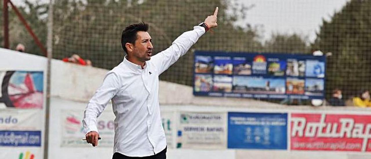 Raúl Casañ, técnico de la Peña, ayer ante el Orihuela CF.