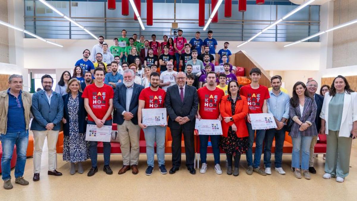 Foto de familia con el equipo ganador y el resto de participantes.