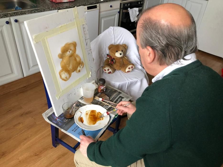 Favila enseña a pintar en casa