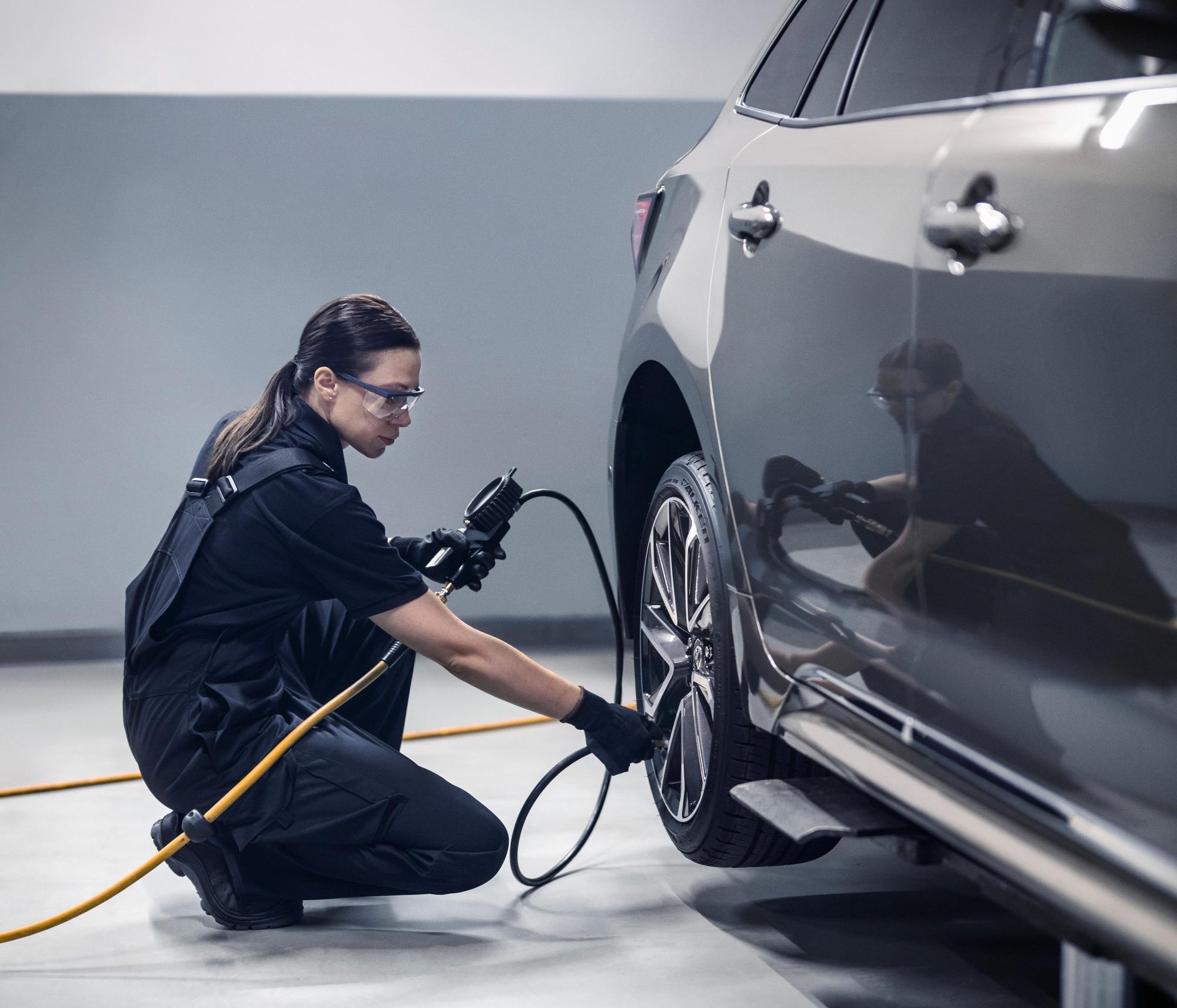 Presión. Los neumáticos del automóvil son una de las piezas clave dentro de todo lo que rodea a la seguridad en la conducción, y la presión hay que revisarla.