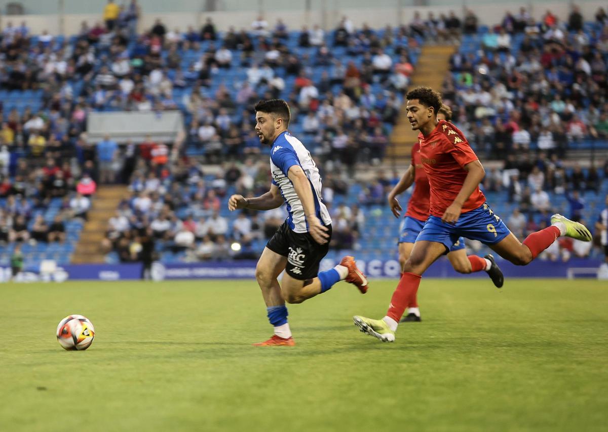 Alvarito corre con el balón perseguido por los defensores del Atlético Saguntino.