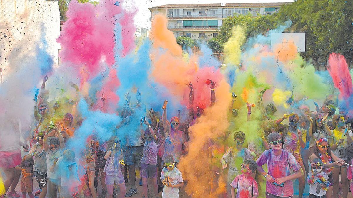 La Holi Orba Run aporta  un colorido especial al barrio.