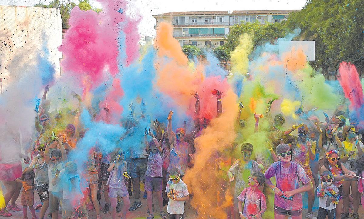 La Holi Orba Run aporta  un colorido especial al barrio.