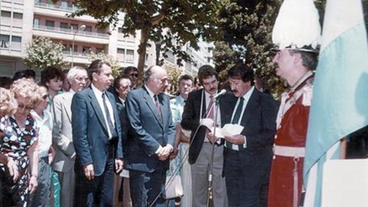 El alcalde Pasqual Maragall cuando puso, en 1985, la primera piedra de un monumento al cantante Carlos Gardel.