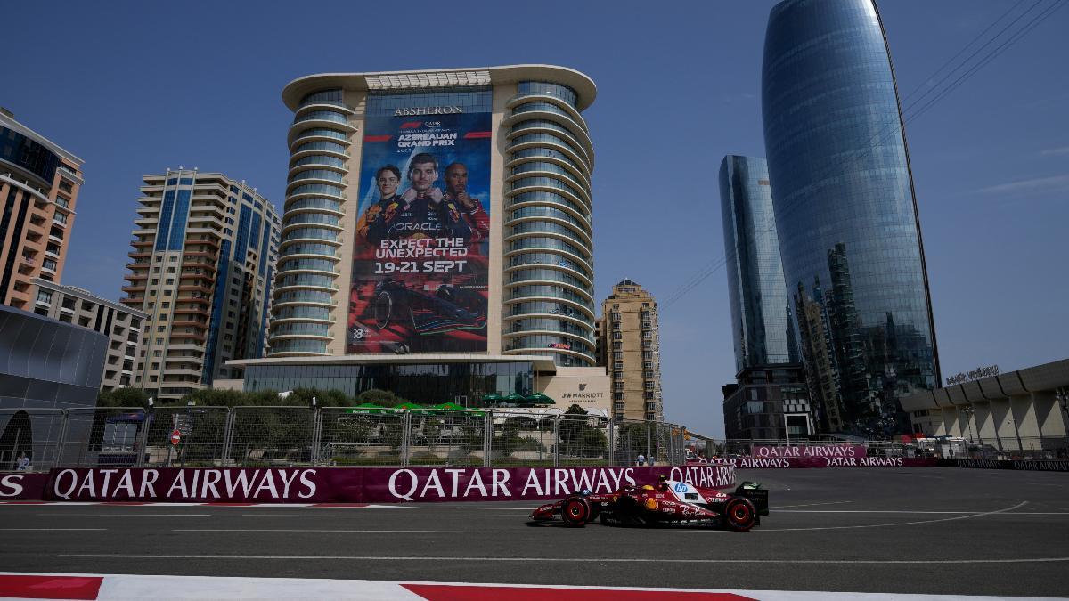 Lewis Hamilton, en acción con el Ferrari en Bakú