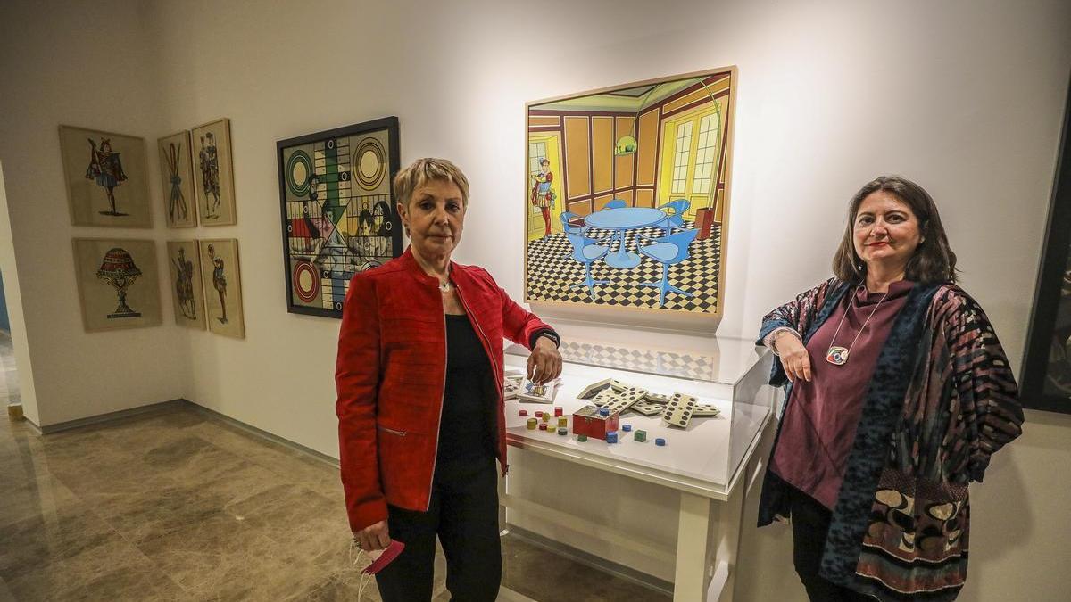 Isabel Oliver junto a  Isabel Tejeda, comisaria de la exposición en la UMH