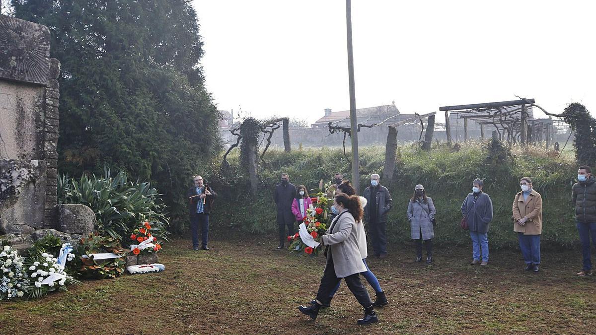 Ofrenda floral ayer en el monumento en honor a los Mártires de Sobredo. |  // ALBA VILLAR