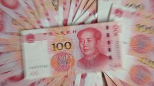 Archivo - FILED - 12 December 2023, China, Beijing: Several bills, each with a value of 100 Chinese yuan, lie on a table. Photo: Johannes Neudecker/dpa