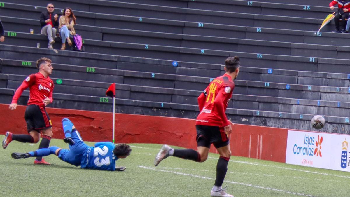 Momento en el que Edu Salles bate a Izan en el único gol del encuentro.