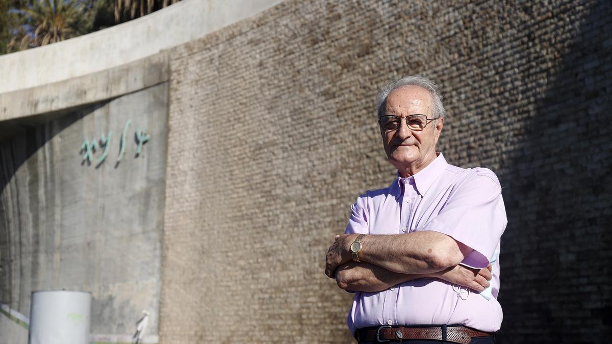 Juan Manuel Muñoz Gambero, esta semana junto a las letras de Malaka, al inicio del túnel de la Alcazaba.