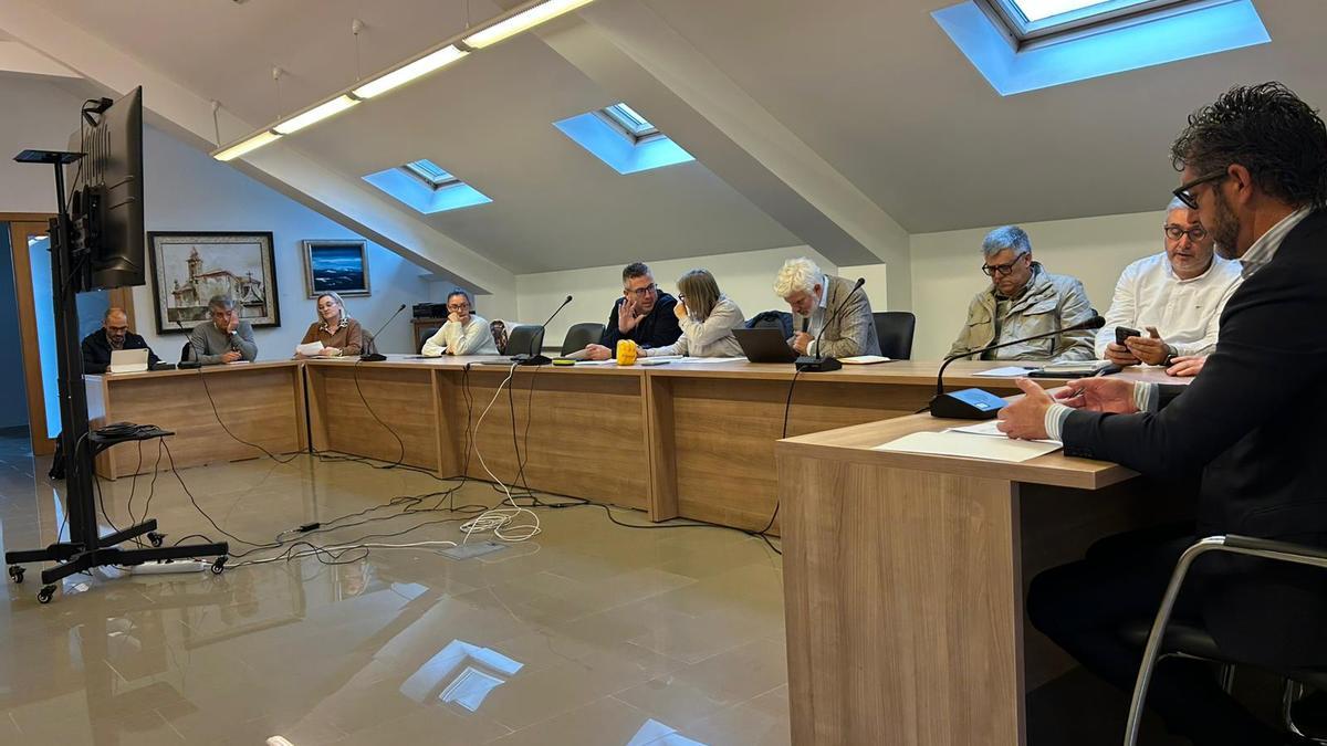 Pablo Lago, quinto por la izqda., este jueves presidiendo la reunión; por la dcha., Luis Oujo, Blas García y Juan Manuel Saborido.