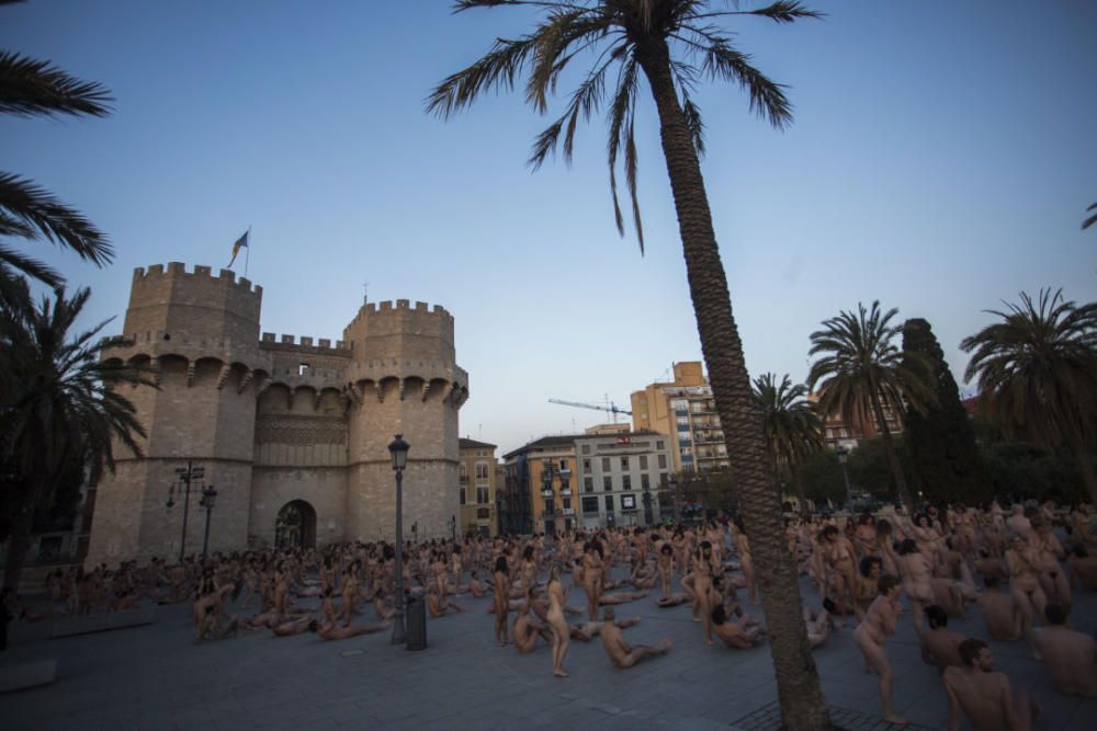 Spencer Tunick desnuda a 2.000 personas en València frente a las Torres de Serranos