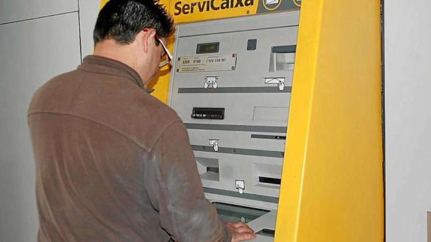 Un usuari en un caixer automàtic d&#039;una entitat financera